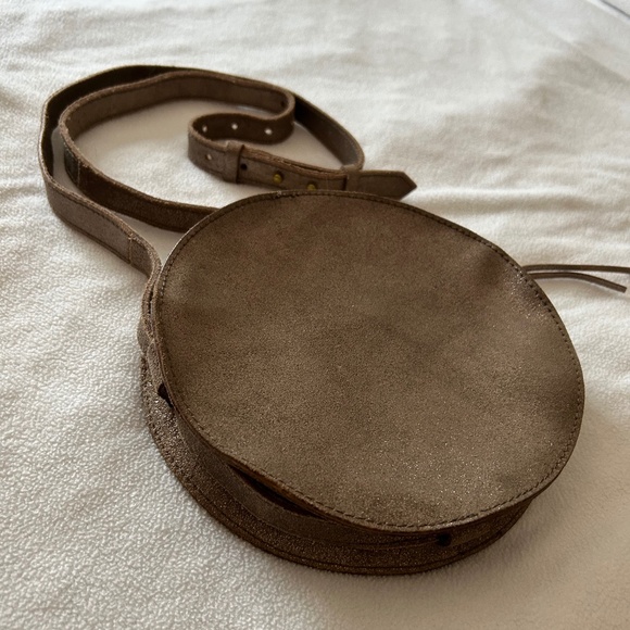 Madewell Women's Gold Metallic Leather The Simple Circle Crossbody Bag, Small - Picture 6 of 16